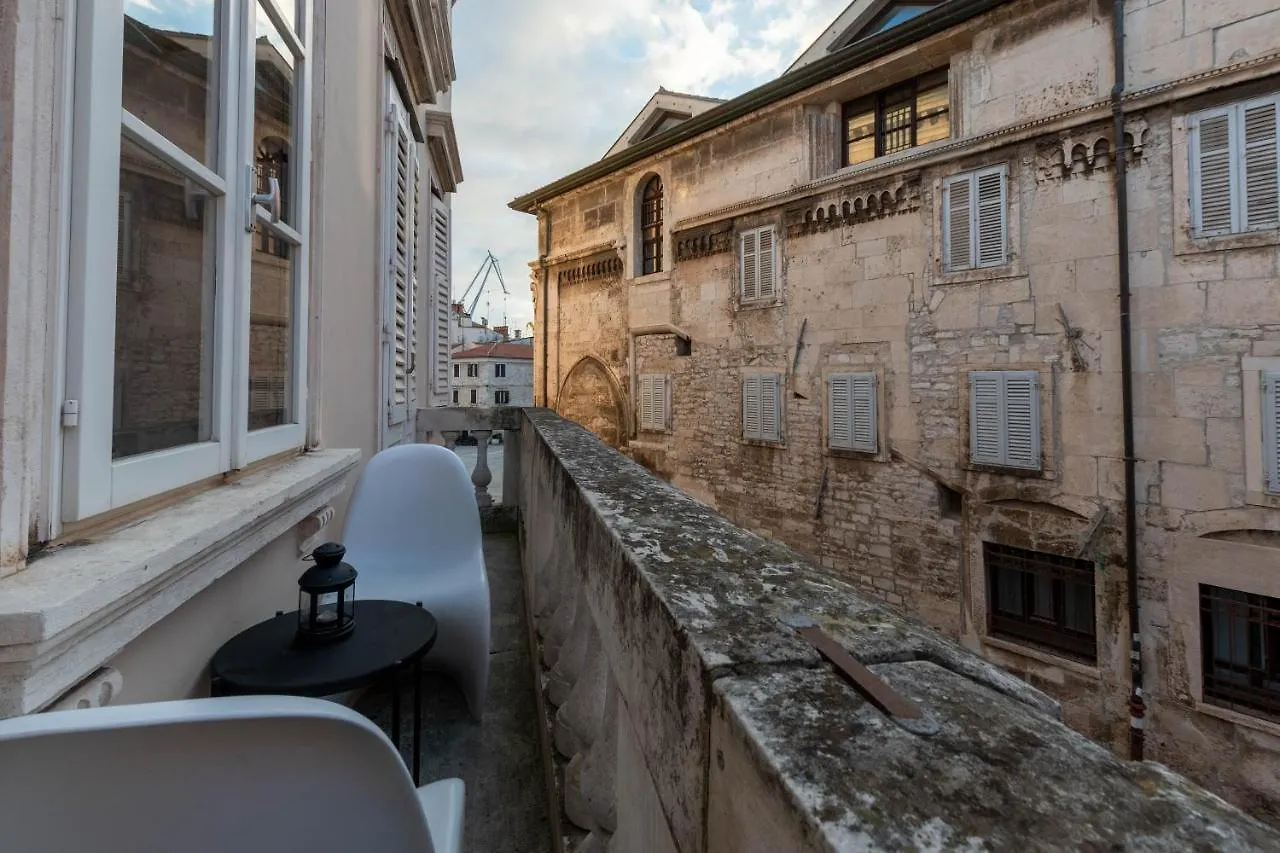Apartment Pula Mon Amour 0*,